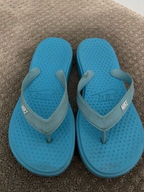 Nike Flip Flops Baby Blue Women’s Size 7.5 Lightweight Beach Pool Sandals